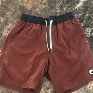 Vuori Gray Textured men’s xs  Shorts